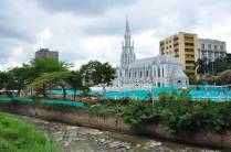 O rio Cali e uma das igrejas de Cali, na Colômbia